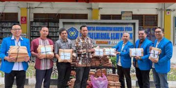 Dekan FISIP UMSU, Dr. Arifin Saleh, M.SP, didampingi Wakil Dekan I Dr. Abrar Adhani, S.Sos., M.I.Kom dan pimpinan program studi menyerahkan 257 pasang baju baru lebaran yang akan disalurkan untuk anak-anak di Desa Babo dan sekitarnya, Kecamatan Bandar Pusaka, Aceh Tamiang, di halaman kampus FISIP UMSU, Kamis sore (5/3).