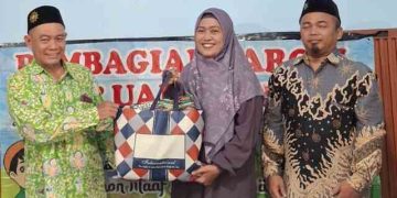 LKSA Muhammadiyah Nyai Walidah Bagikan Parsel dan THR