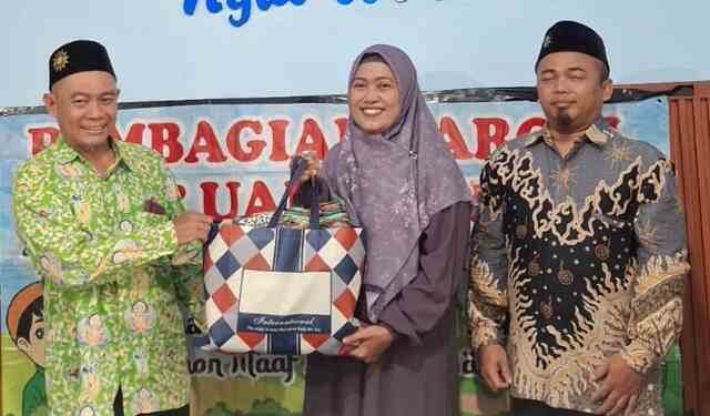 LKSA Muhammadiyah Nyai Walidah Bagikan Parsel dan THR