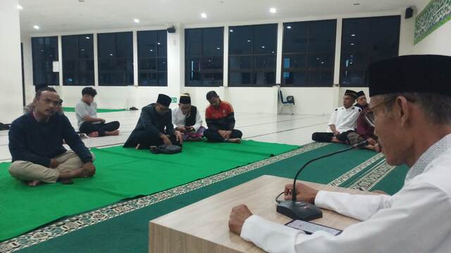 Direktur AlK UMMAD Jadi Narasumber Kajian Tafsir Al Qur’an dalam Itikaf di RSI Aisyah Madiun