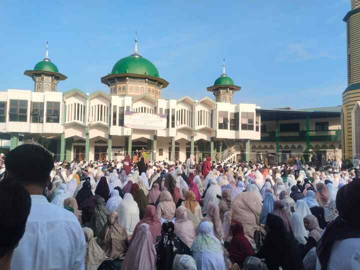 Ribuan Umat Muslim Shalat Idul Fitri di Pelataran Masjid Taqwa Lubuk Pakam, Khatib Sampaikan soal Ma’rifatullah