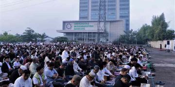 Langit Cerah, Hati Teduh: Ribuan Jamaah Shalat Id di UM Bandung