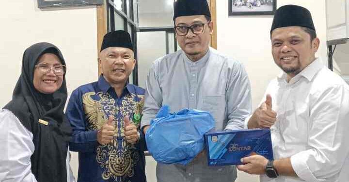 FISIP UMSU Berbagai Paket Lebaran untuk Dosen dan Tendik