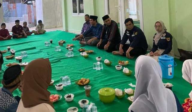 Tebar Kepedulian Ramadan, FH dan LBH UMSU Gelar Buka Puasa Bersama Anak Yatim di Masjid Taqwa Titipapan