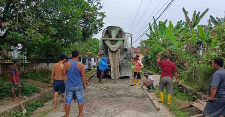 Warga Marteng Serbelawan Lanjutkan Pengecoran Jalan Utamanya