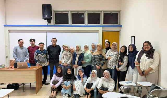 Terangkan Pengumpulan dan Analisa Data Riset, Dosen UMMAD Jadi Dosen Tamu Alumni Mengajar Prodi IKS UIN SUKA Yogyakarta