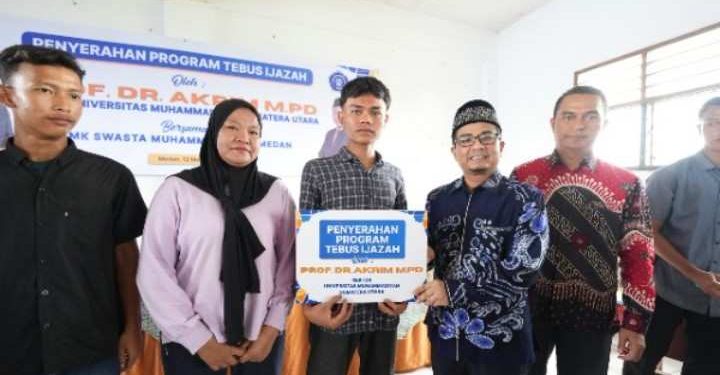 Prof Akrim Serahkan Bantuan Program “Tebus Ijazah” 100 Alumni SMK Muhammadiyah 9 Medan