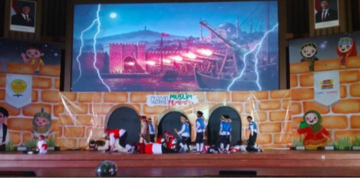 Usung Tema “Kami Muslim, Kami Pemimpin”, 530 Siswa SD Muhammadiyah 16 Surabaya Pukau Panggung Famfest 16