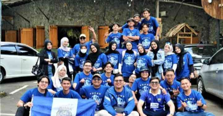 Aksi Simpatik di Tengah Konvoi Persib Juara: UM Bandung Bagikan Ribuan Snack untuk Warga dan Bobotoh