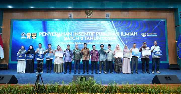 Rektor UMSU Serahkan Rp2,8 Miliar Insentif Publikasi Dosen