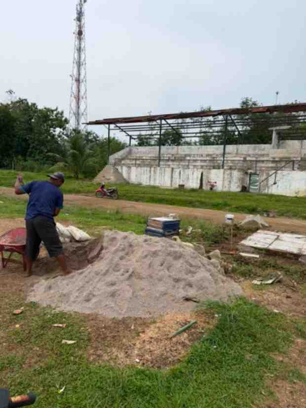 Lapangan Bola Serbalawan Mulai Diperbaiki secara Swadaya